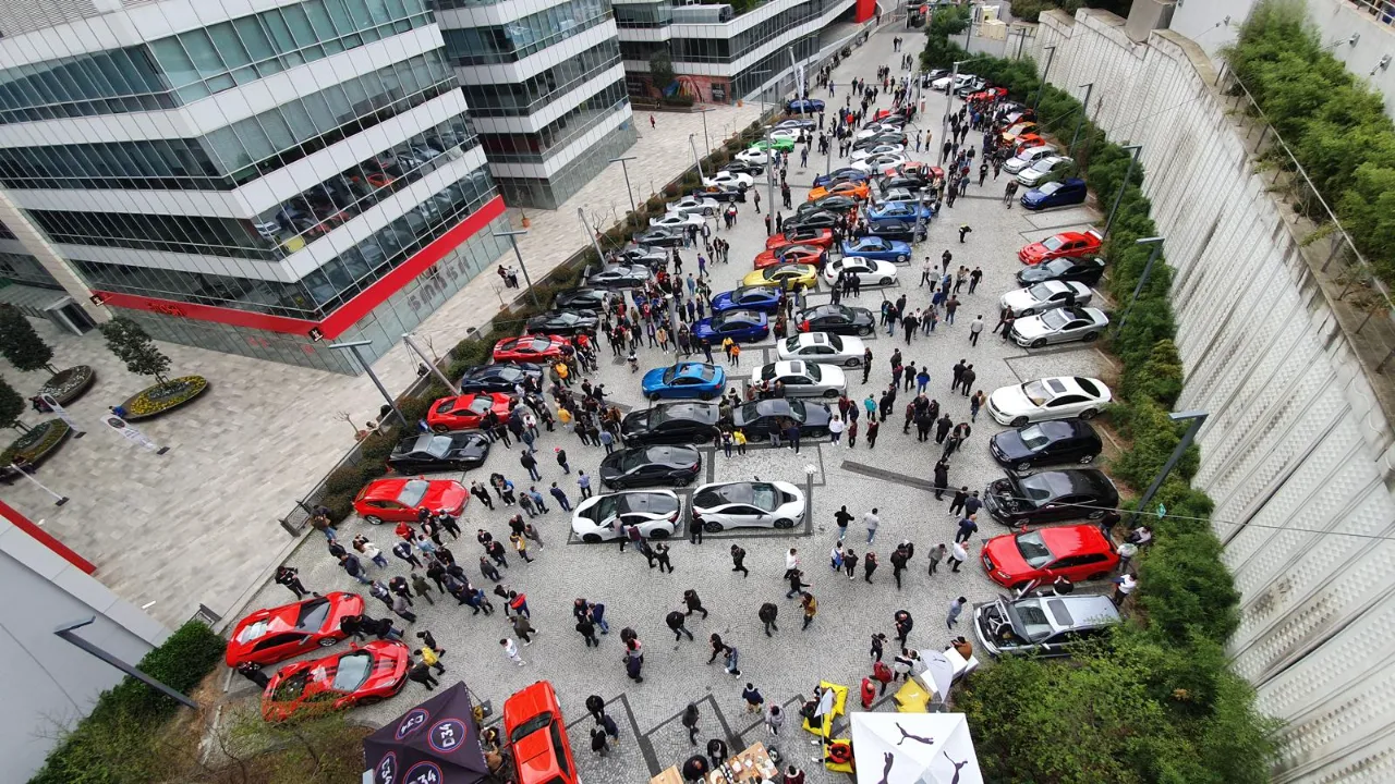 CARS ON SUNDAYS 20'